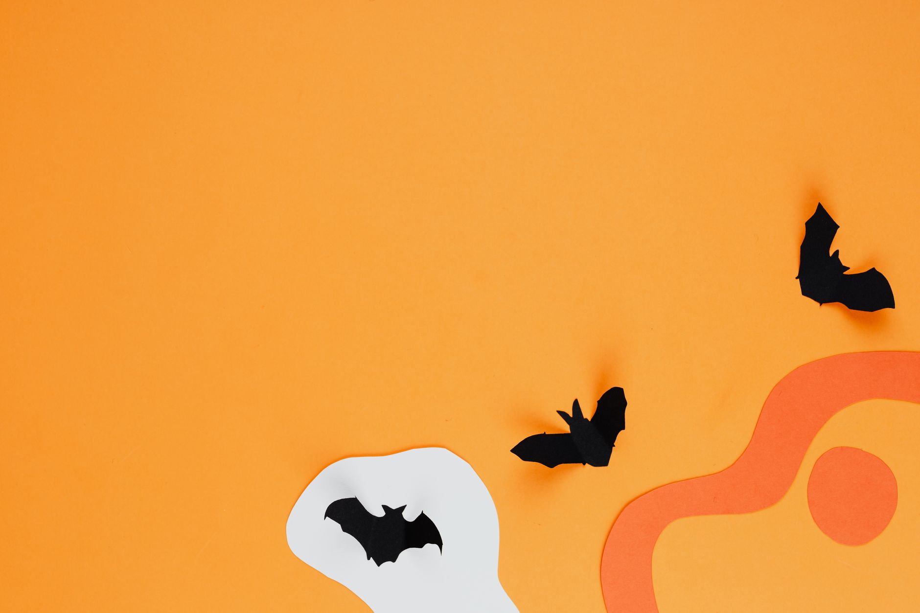 Décoration Halloween en papier : poser le cadre, le matériel et deux règles d’or — décorations Halloween en papier citrouilles fantômes chauves-souris