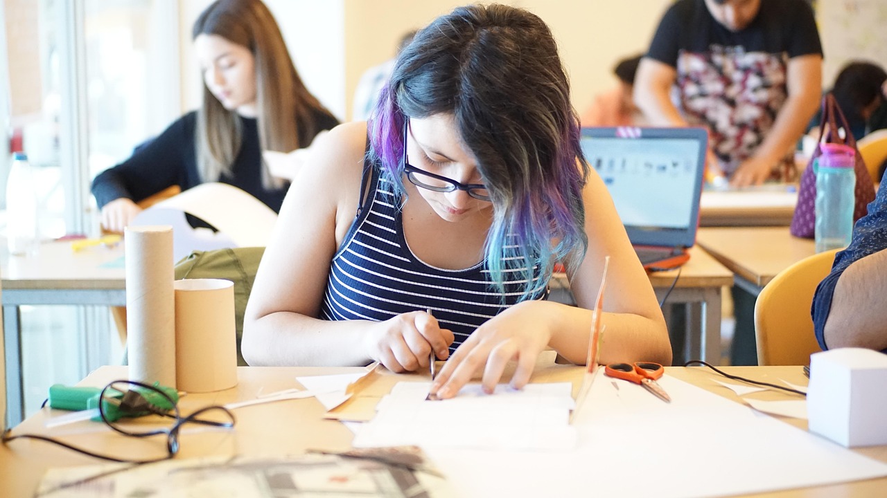 Bricolage pour filles de 3 à 5 ans : premiers gestes, grosses réussites — enfants bricolant des projets en papier coloré