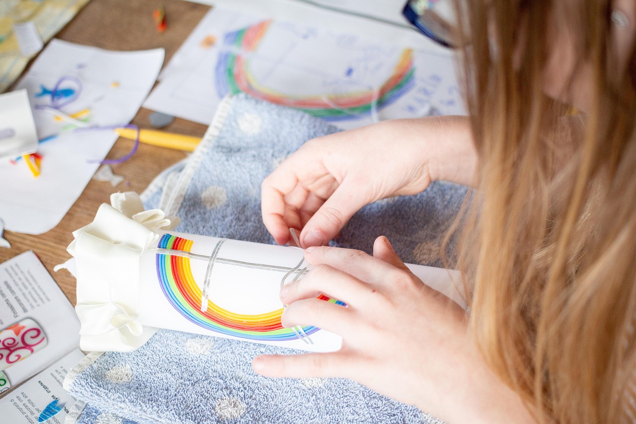 Bricolage pour filles 50 idées — enfants bricolant des projets en papier coloré
