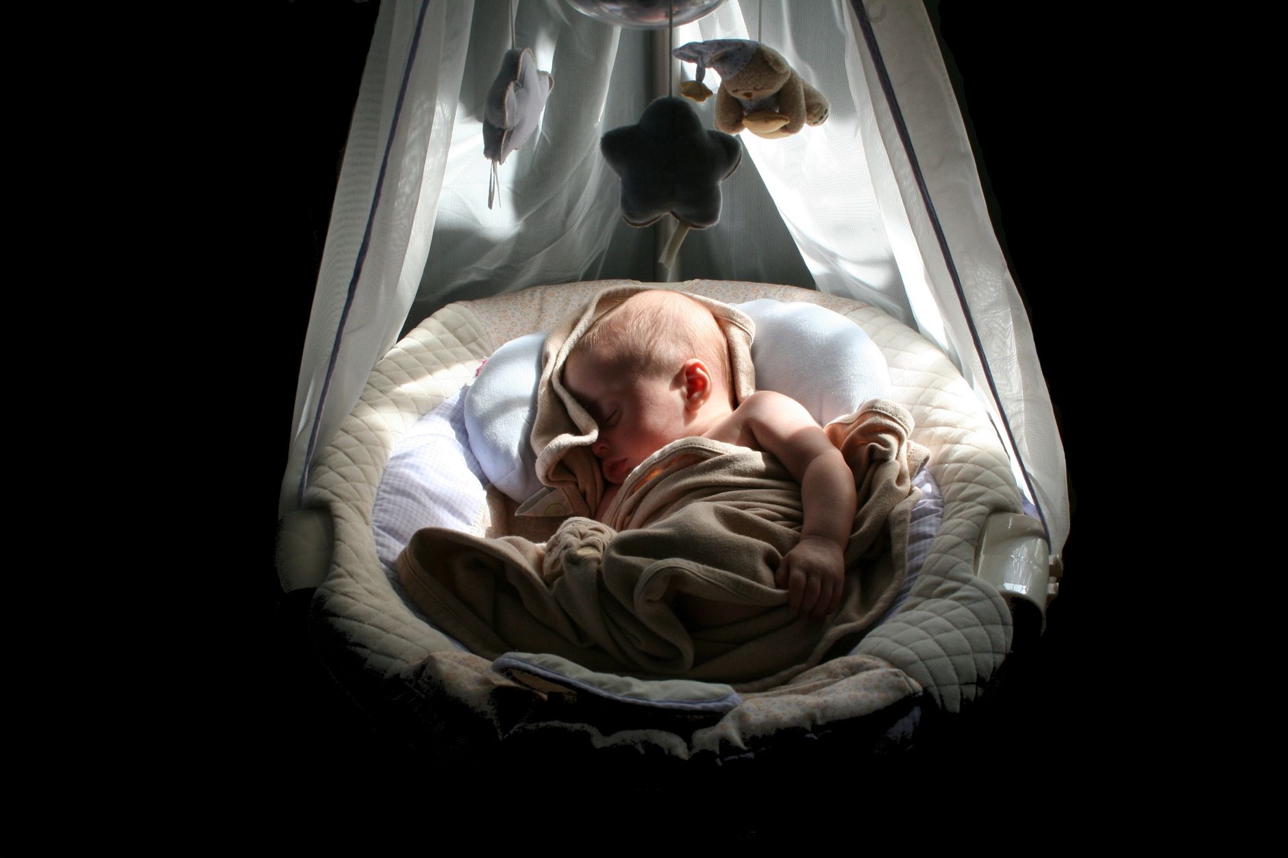 Chansons pour bébé dormir, s'éveiller — bébé dormant dans un berceau avec musique douce