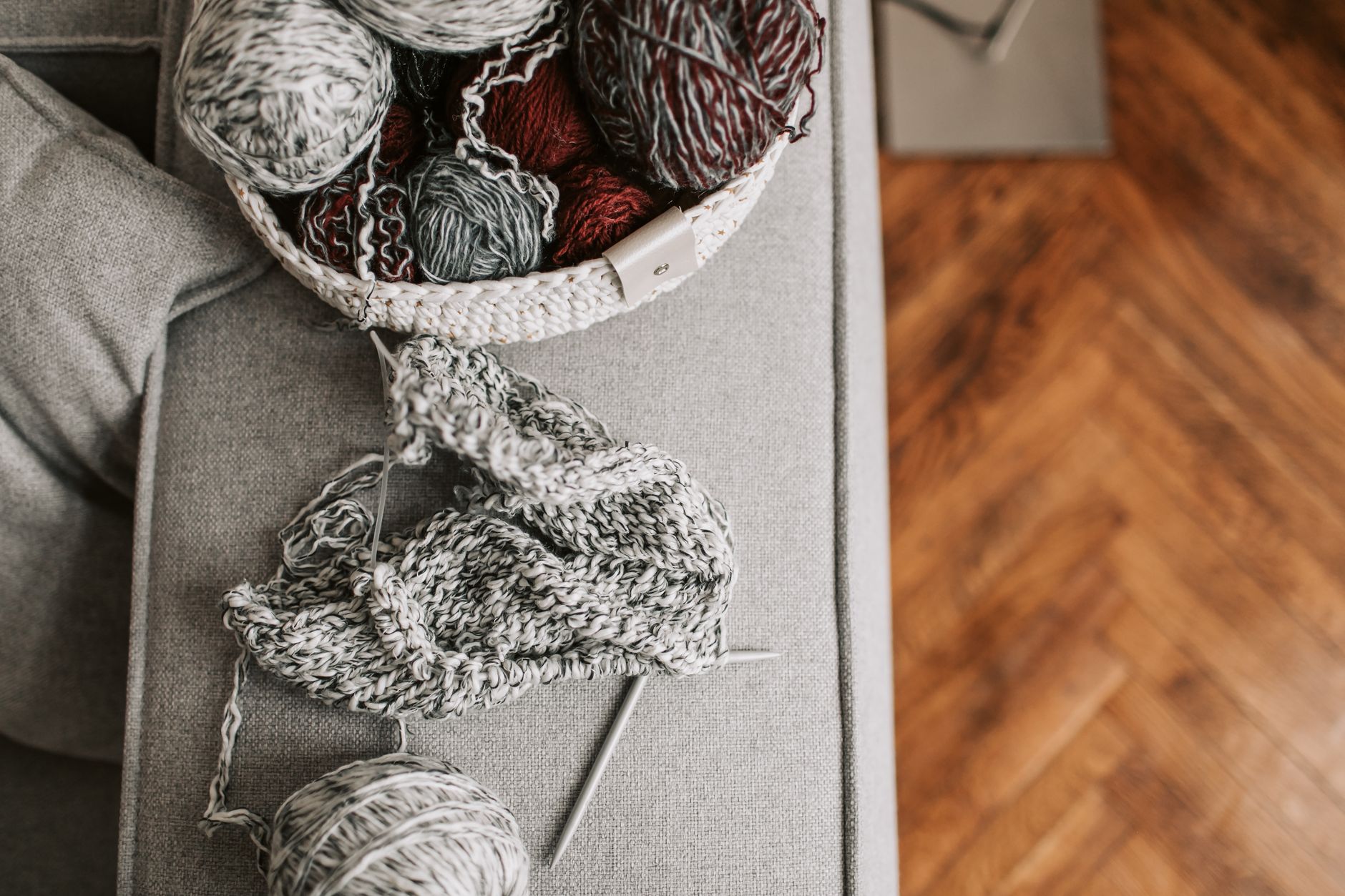 Commencer un tricot sereinement : matériel, cadre et petits réglages qui changent tout — pelotes de laine et aiguilles de tricot