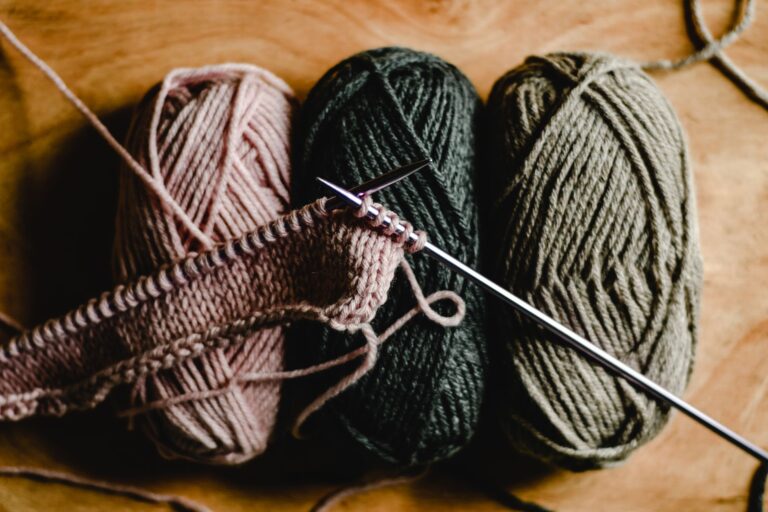 Commencer un tricot monter les — pelotes de laine et aiguilles de tricot