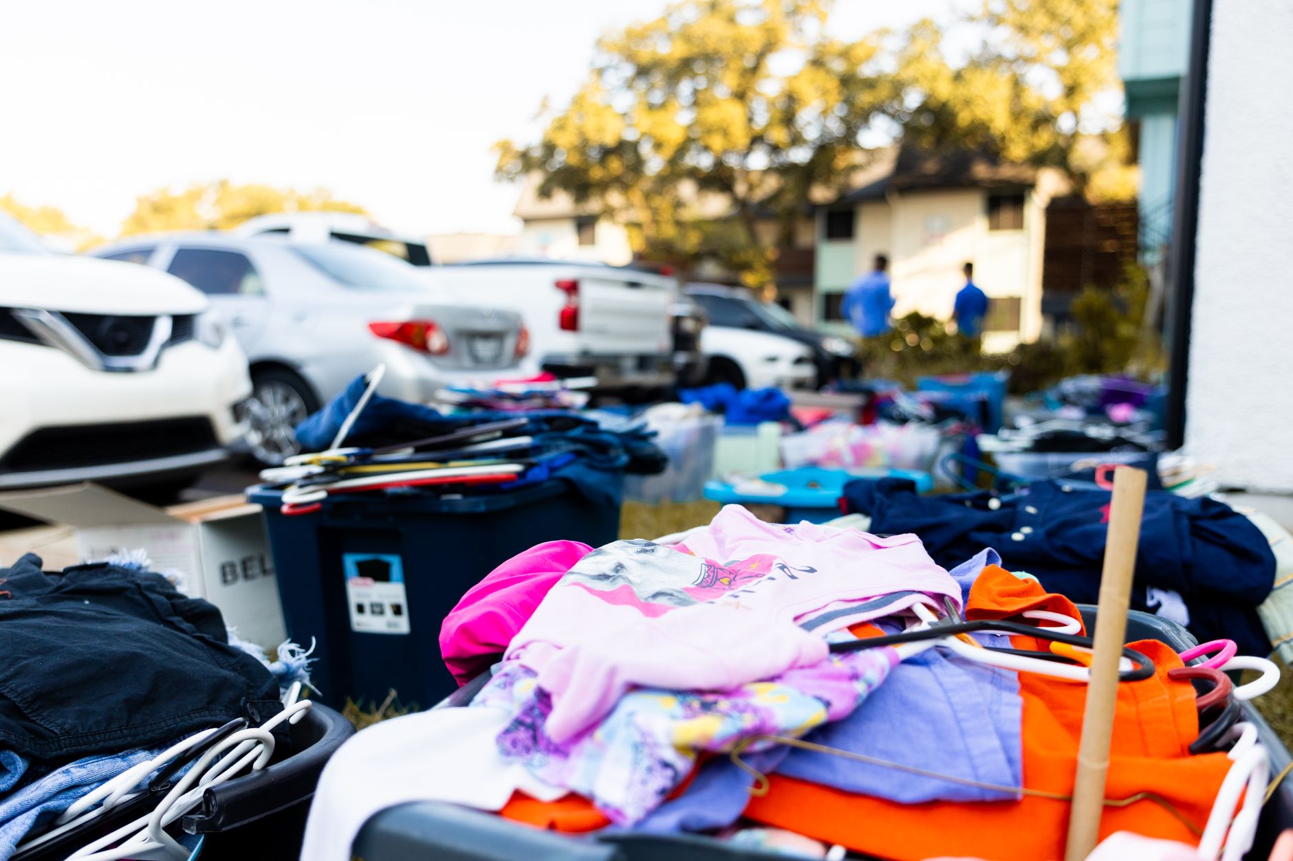 Règles et autorisations pour organiser un vide-grenier légalement chez soi ou dans la rue — installation vide-grenier chez soi