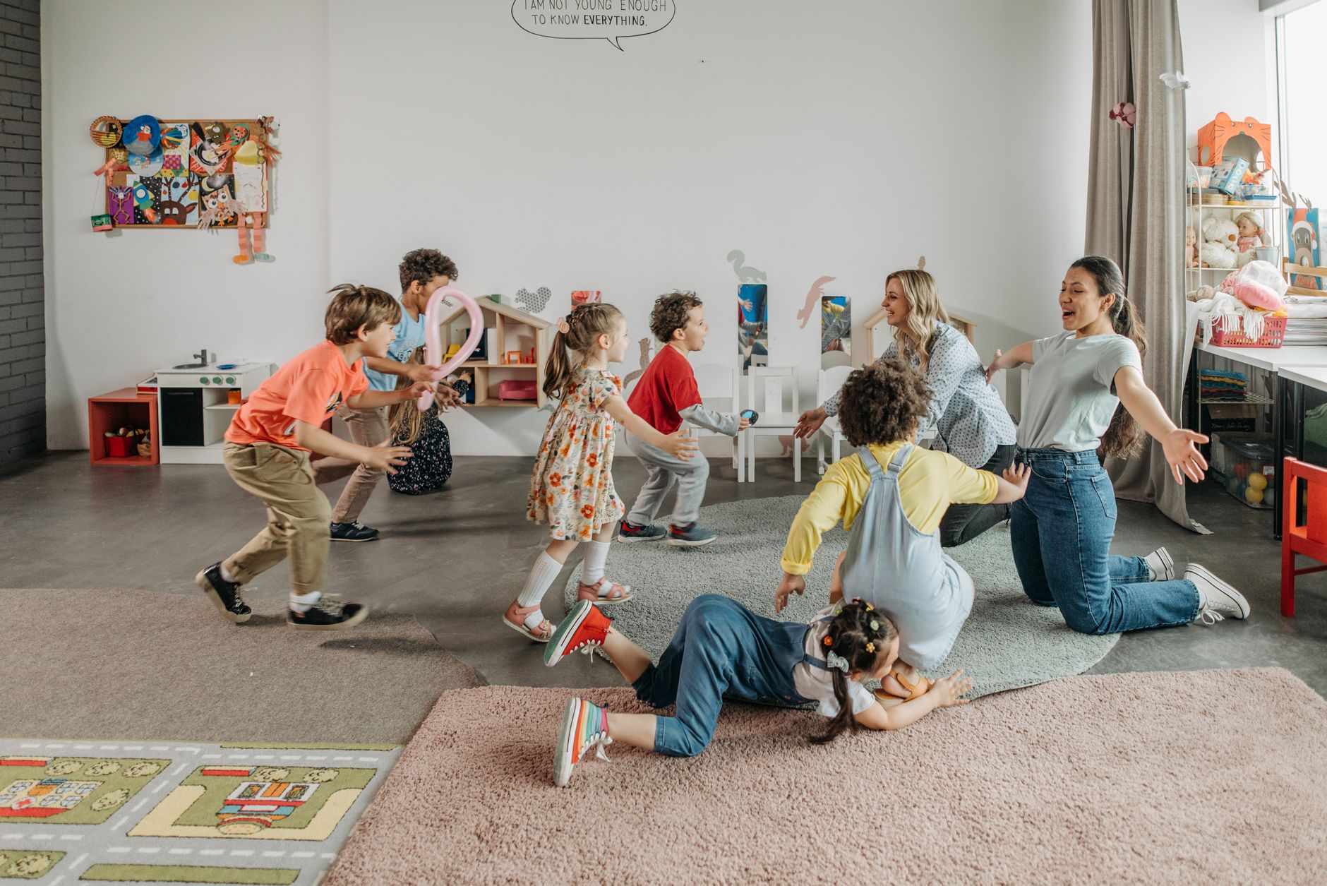 Comptines pour maternelle avec gestes, — enfants chantant des comptines avec gestes