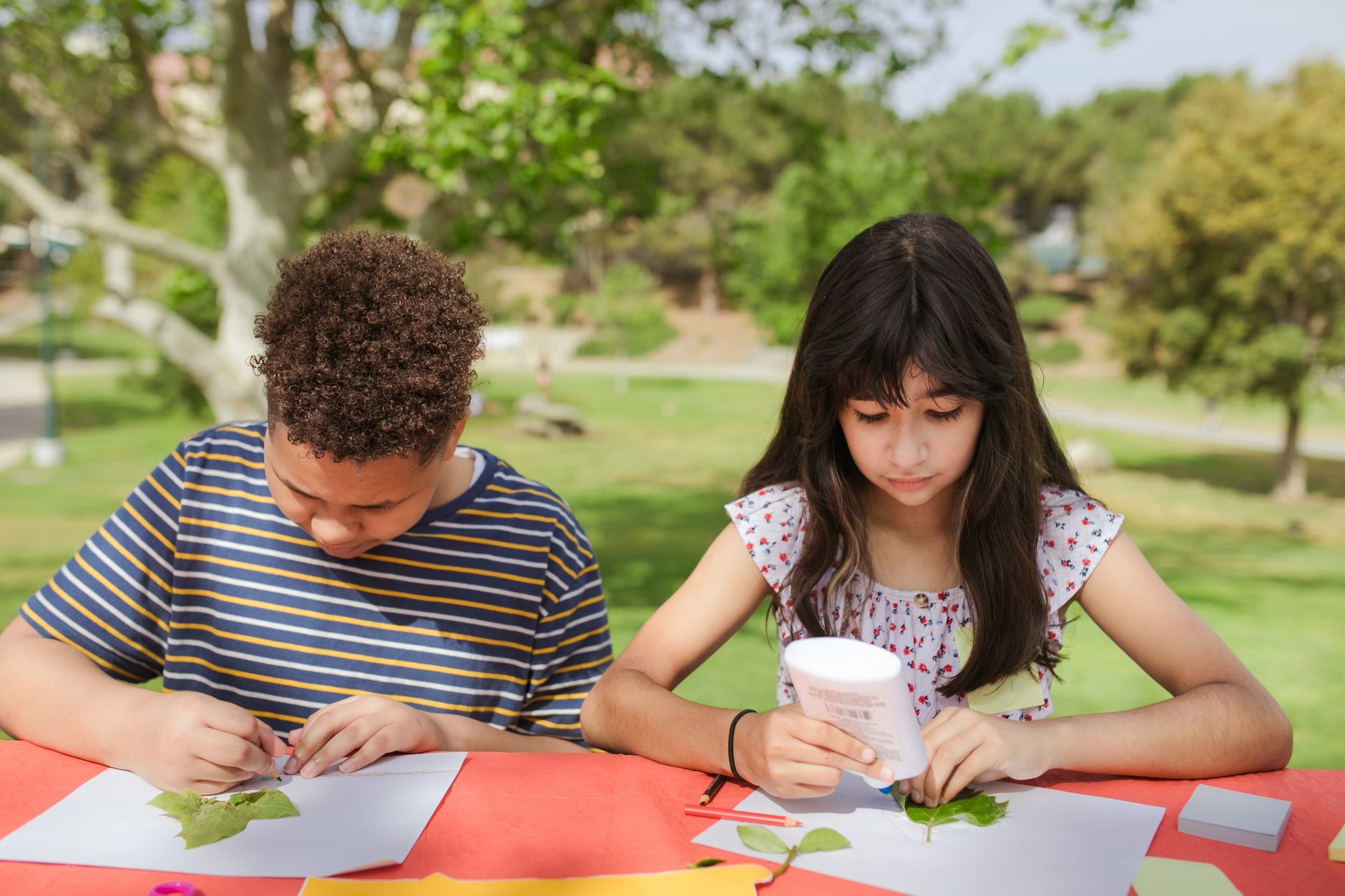 Activités manuelles gratuites en maternelle : pourquoi elles comptent autant — enfants bricolant avec des matériaux recyclés