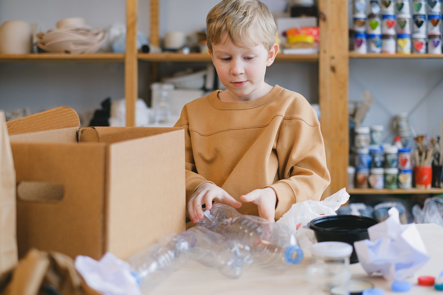 Des activités manuelles gratuites à — enfants bricolant avec des matériaux recyclés