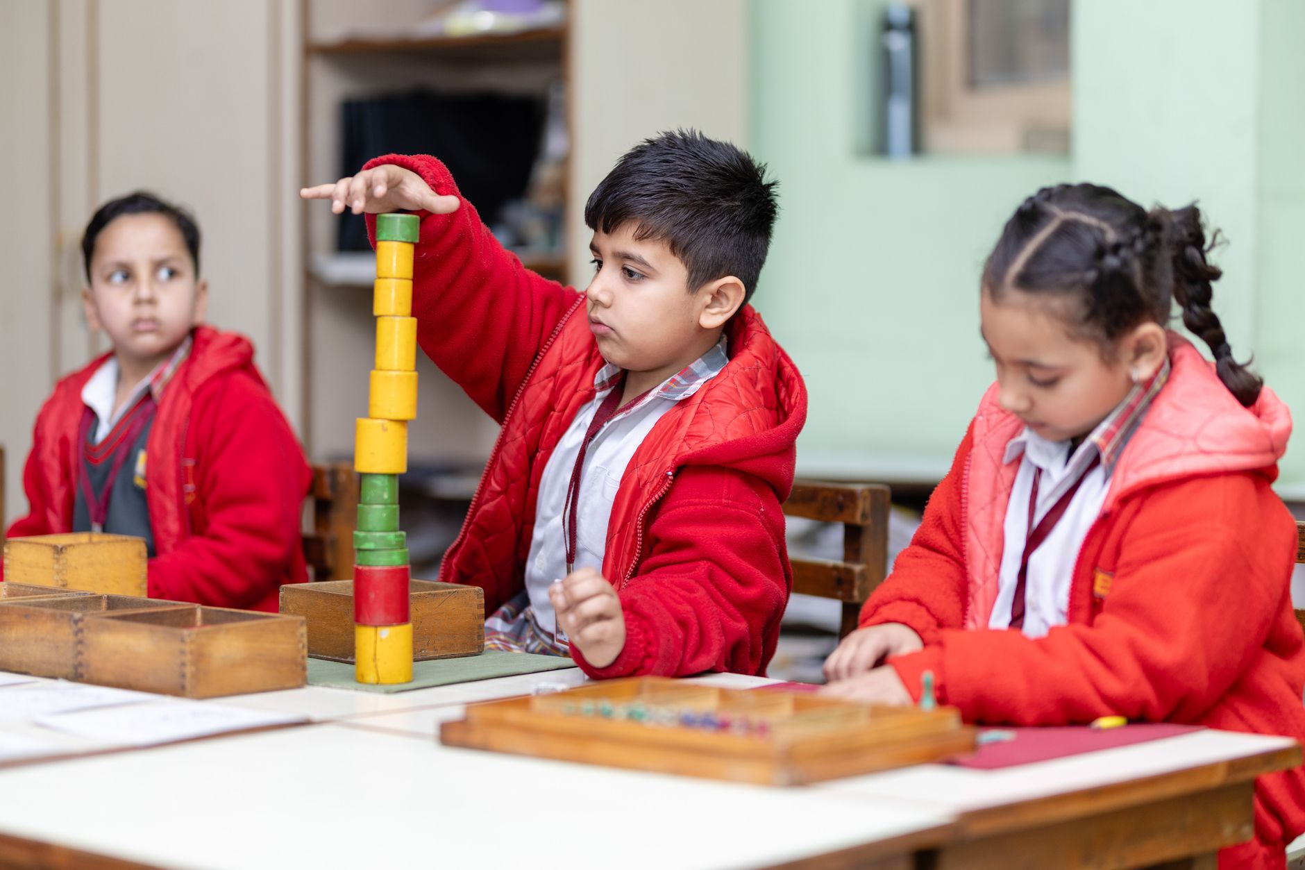 École Montessori pédagogie, tarifs et — classe Montessori enfants apprenant