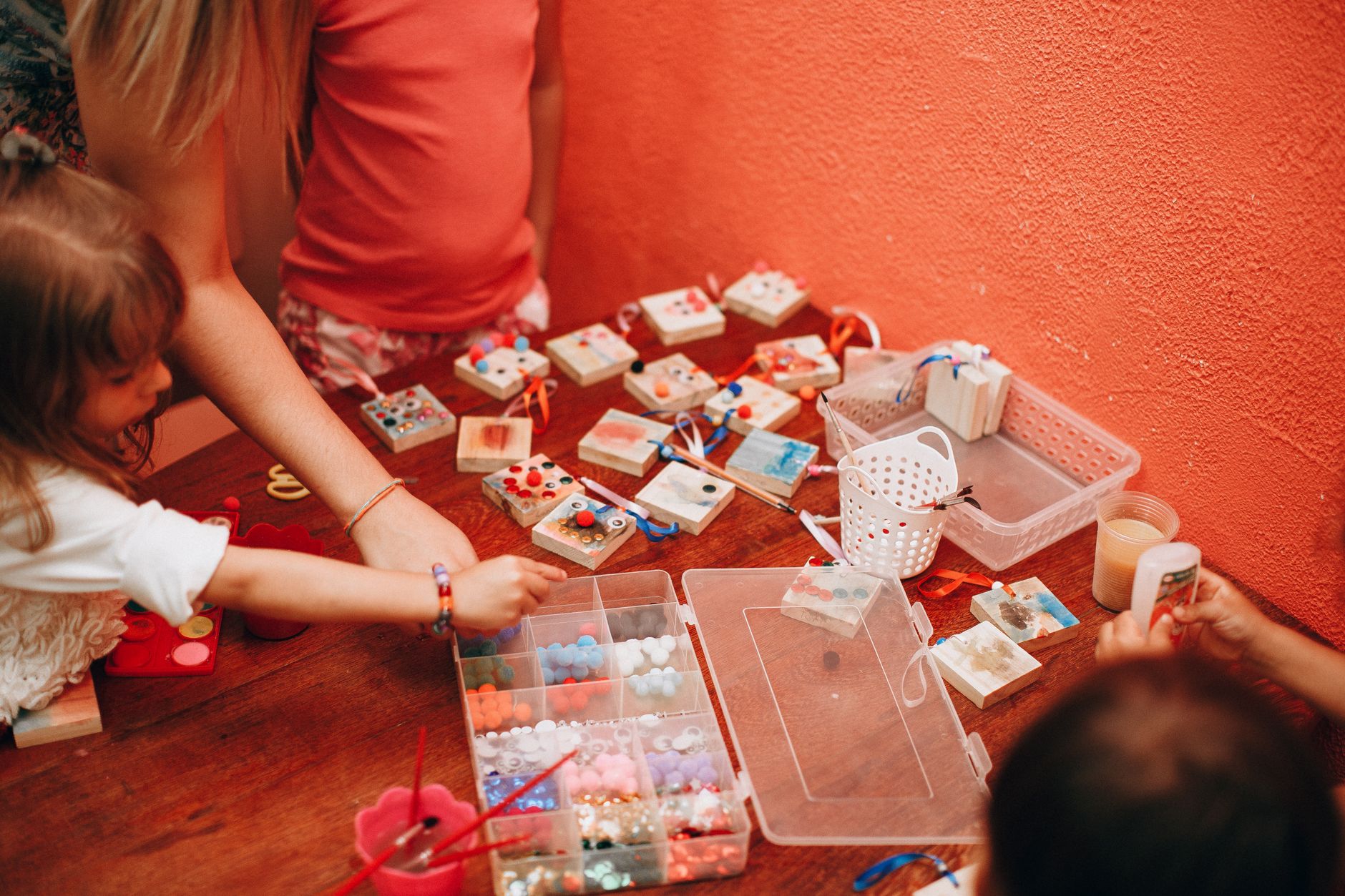 Activités manuelles maternelle : fabriquer soi-même avec les petites mains de 3 à 5 ans — enfants bricolant avec des matériaux colorés