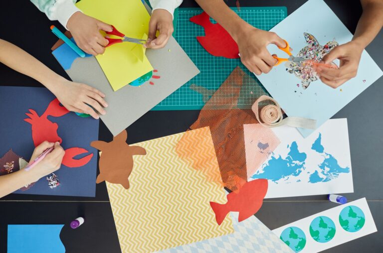 Fabriquer soi-même 20 activités manuelles — enfants bricolant avec des matériaux colorés