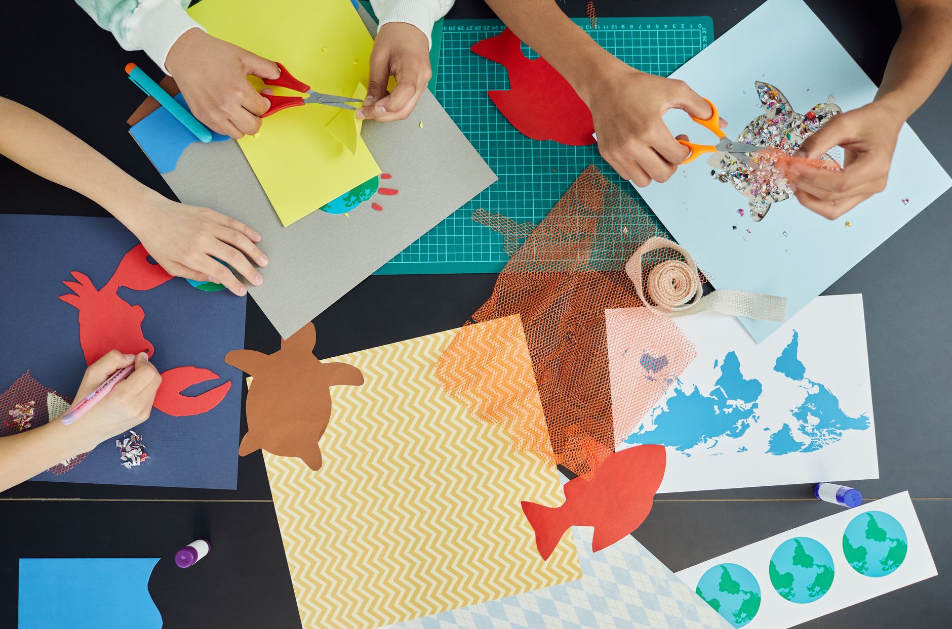 Fabriquer soi-même 20 activités manuelles — enfants bricolant avec des matériaux colorés