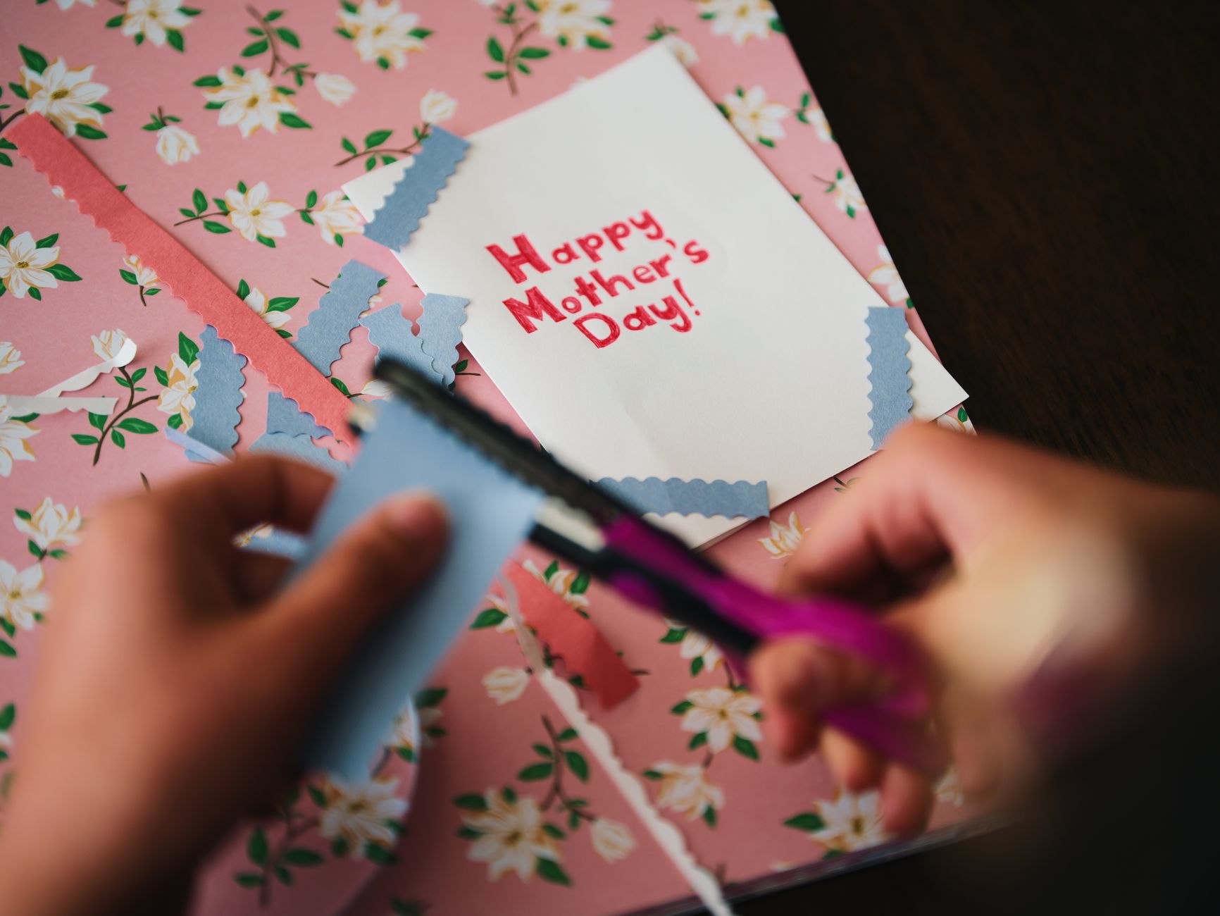 Idées de cadeaux fête des mères faciles à faire avec des enfants de maternelle — enfants fabriquant des cadeaux fête des mères