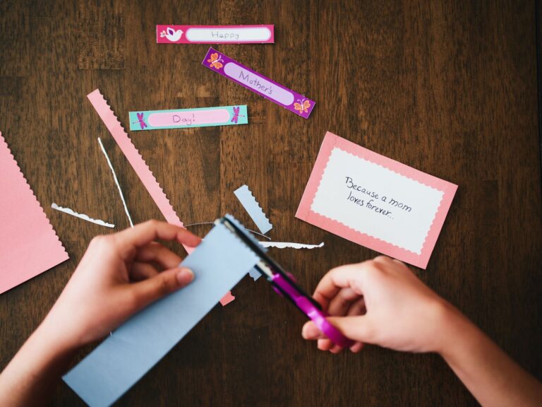 Idées cadeaux fête des mères — enfants fabriquant des cadeaux fête des mères