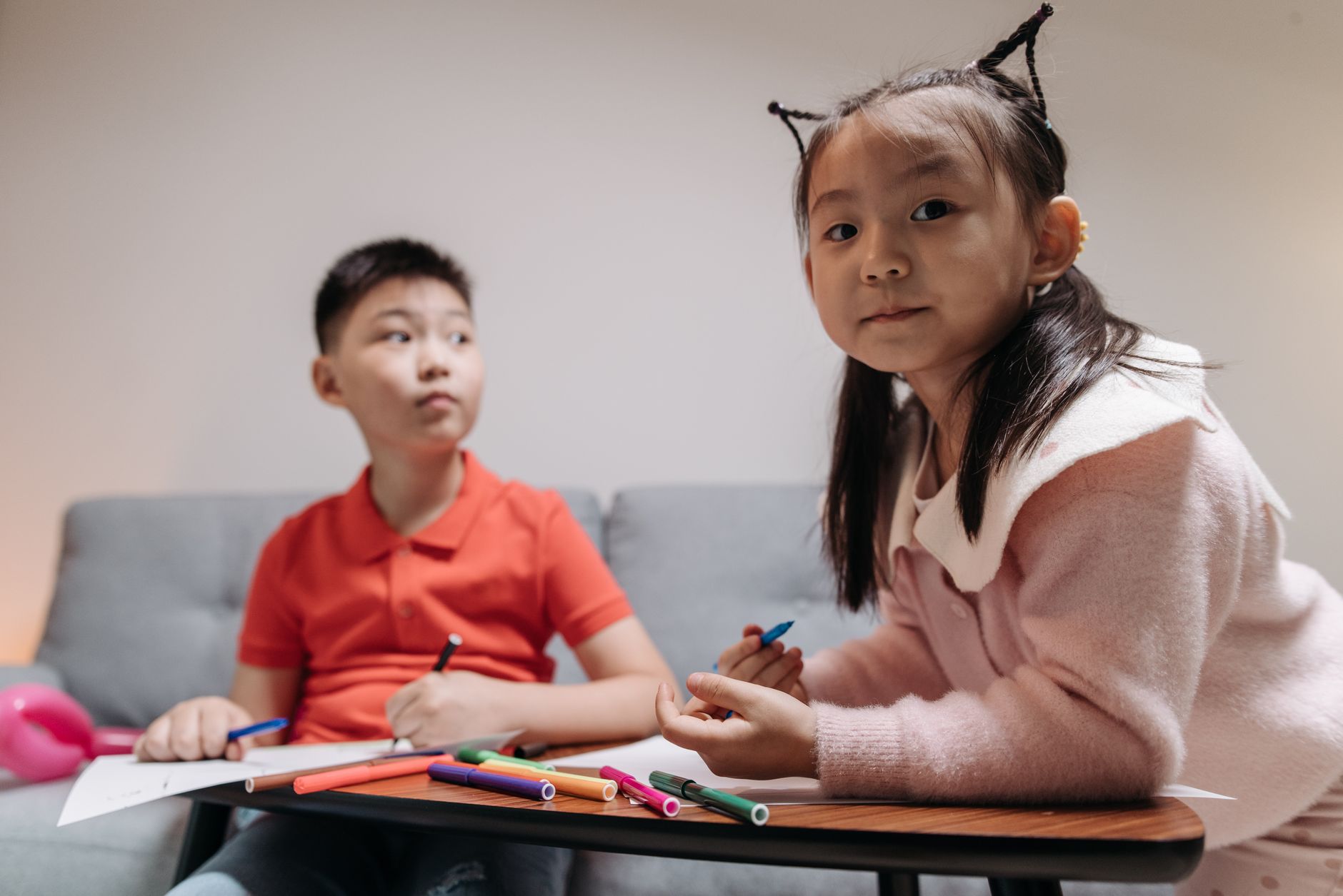 Quel cadeau de dessin choisir pour un enfant selon son âge ? — enfants dessinant avec fournitures artistiques