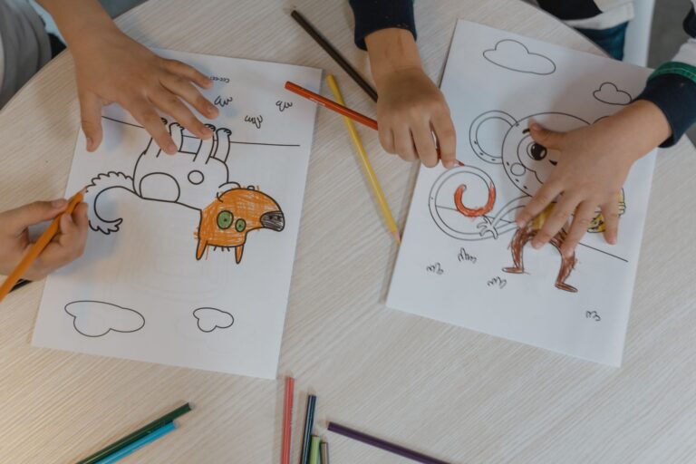 Idées de cadeaux dessin pour — enfants dessinant avec fournitures artistiques