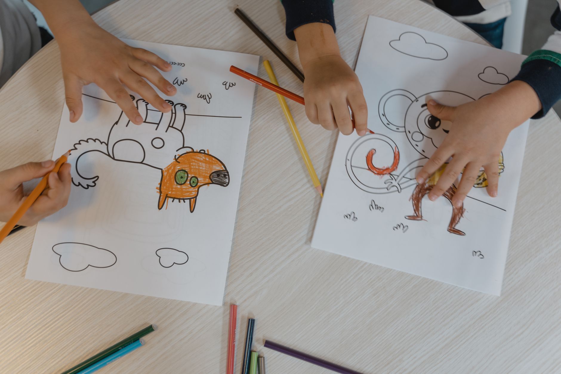 Idées de cadeaux dessin pour — enfants dessinant avec fournitures artistiques