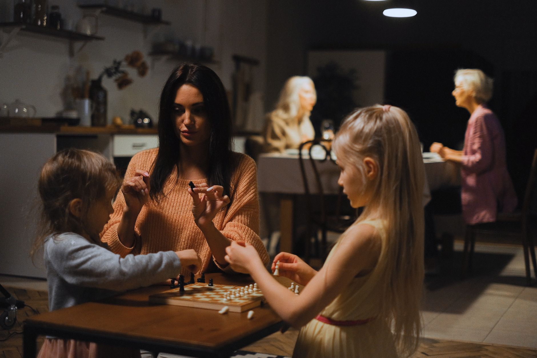 Jeux de société les meilleurs — famille jouant à un jeu de société