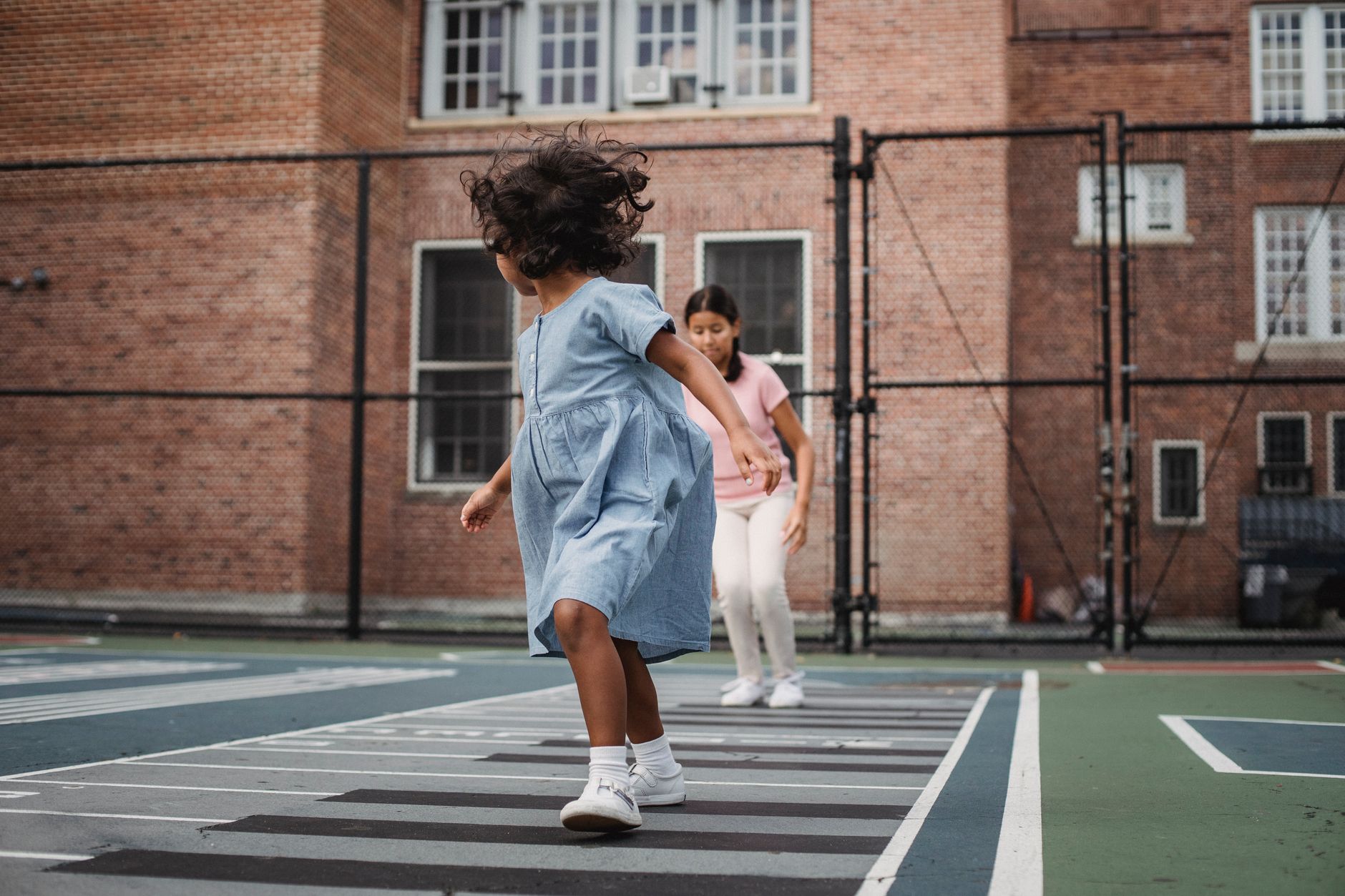 Jeux d'enfance la liste nostalgique — enfants jouant à la marelle dehors