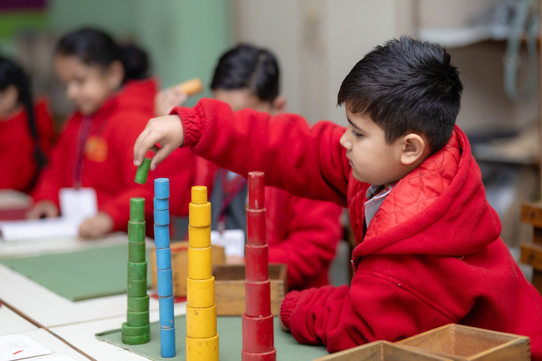Jeux Montessori jouets et matériel — Jeux Montessori : jouets et matériel adaptés à chaque âge, de la naissance à 8 ans