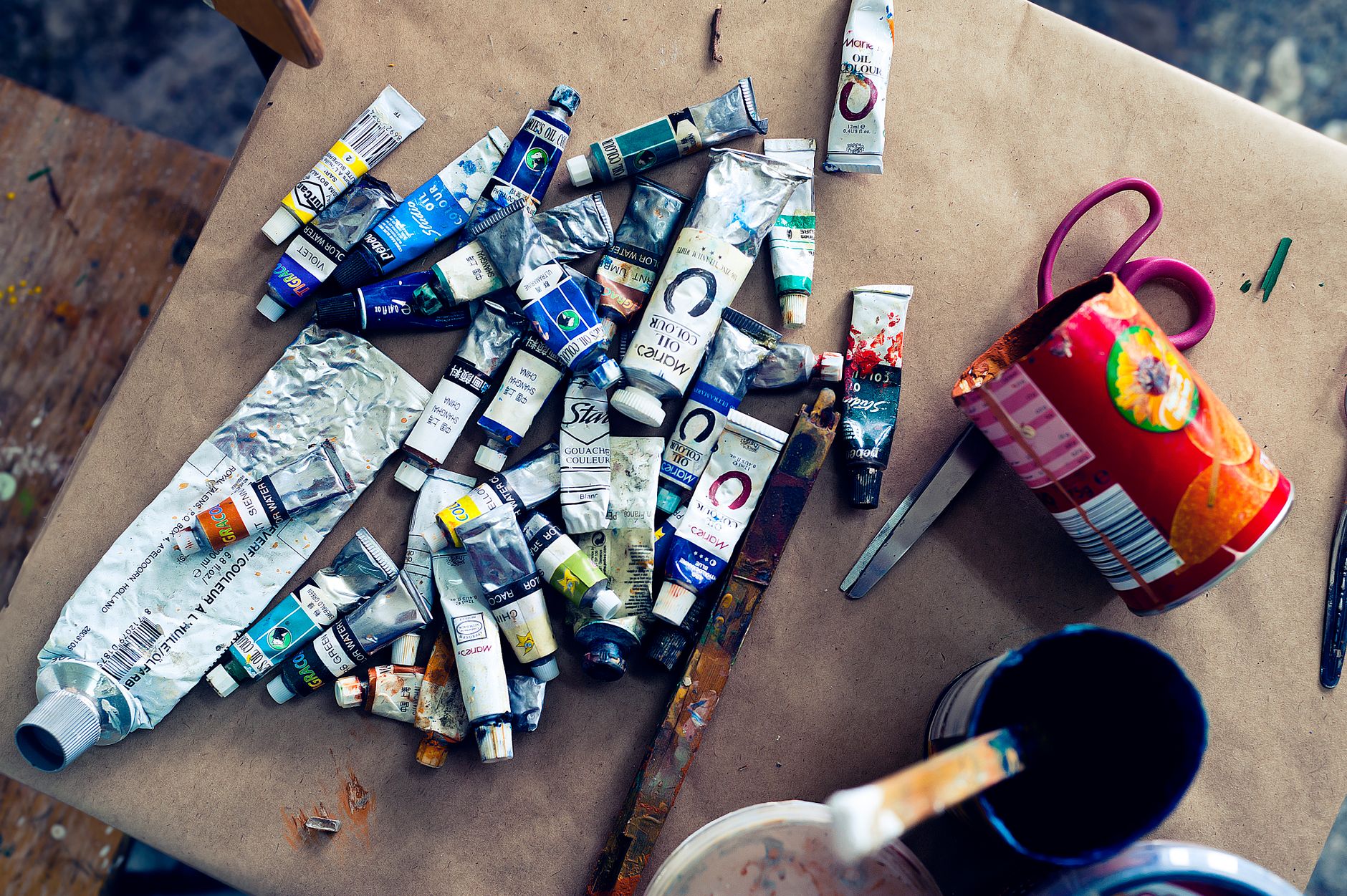 Peinture acrylique ou gouache : que choisir pour débuter ? — matériel de peinture acrylique sur table