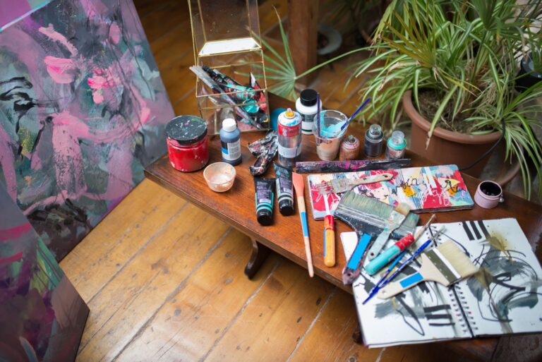 Loisir créatif peinture acrylique, gouache — matériel de peinture acrylique sur table