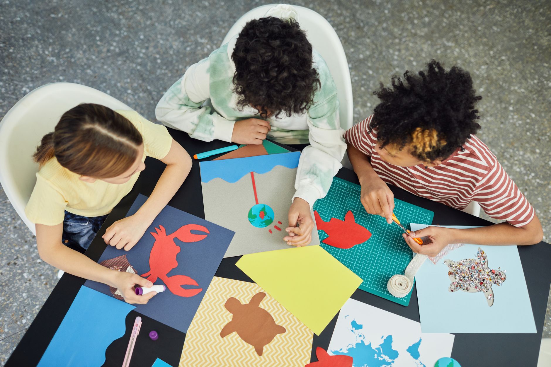 Loisirs créatifs 4 ans coffrets, — enfants créant avec des matériaux colorés