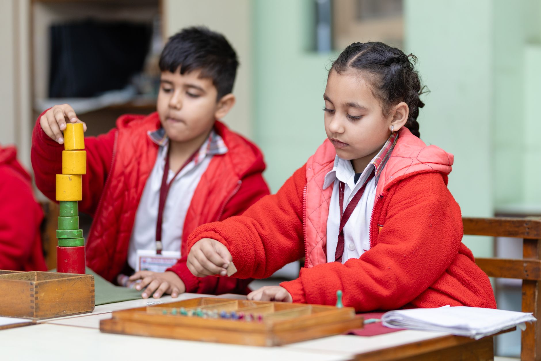 Maria Montessori : une biographie marquée par les études et l’émancipation — classe Montessori enfants apprenant