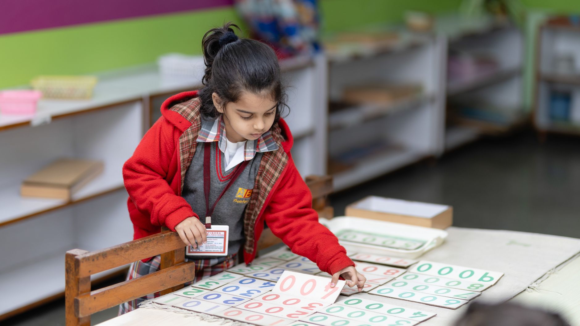 Maria Montessori biographie, pédagogie et — classe Montessori enfants apprenant