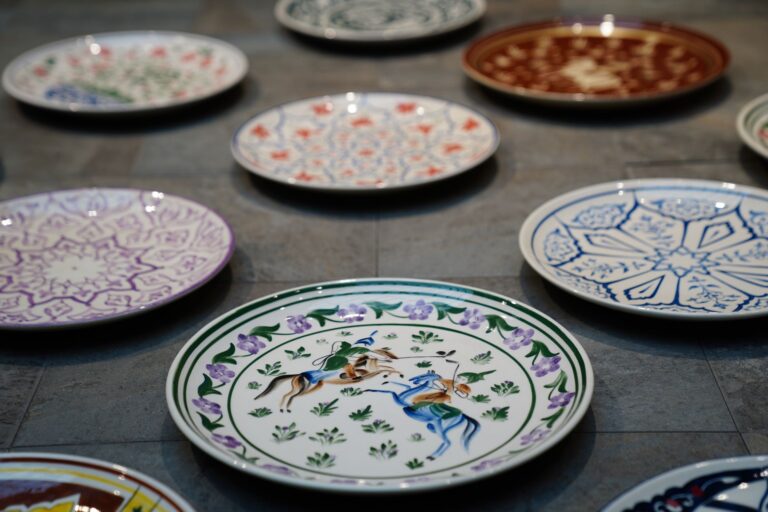 Modèles de peinture sur porcelaine — assiettes en porcelaine peintes à la main