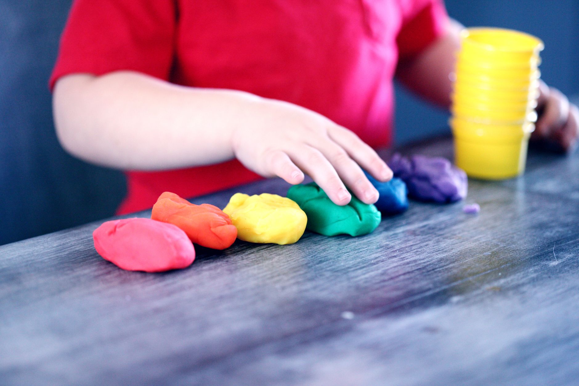 Pâte à modeler maison : recettes simples, naturelles et vraiment adaptées aux enfants — pâte à modeler maison colorée avec enfants