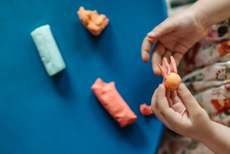 Pâte à modeler maison, autodurcissante, — pâte à modeler maison colorée avec enfants