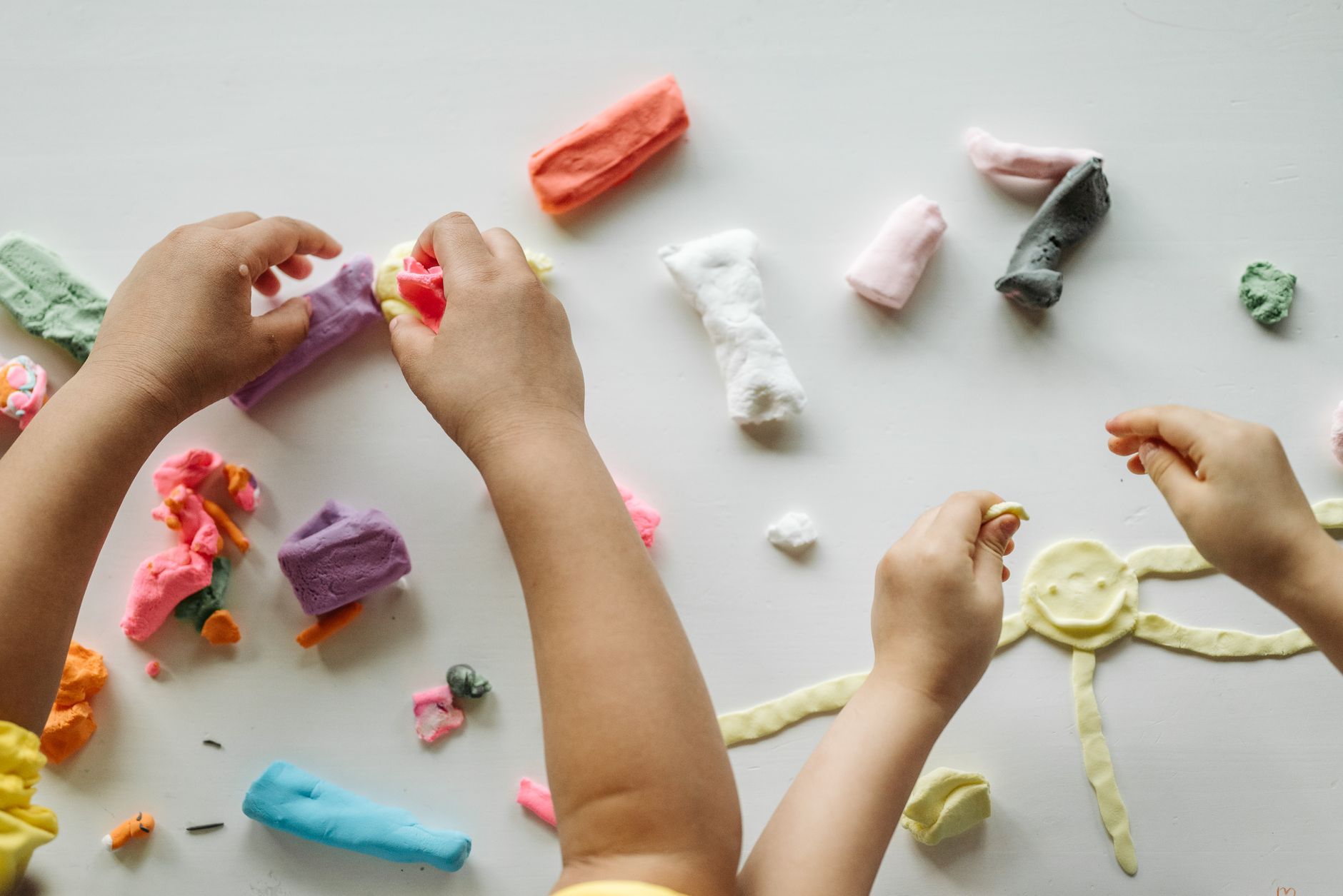 Pâte à sel maison : recette facile et astuces pour une texture idéale — enfants fabriquant des créations en pâte à sel
