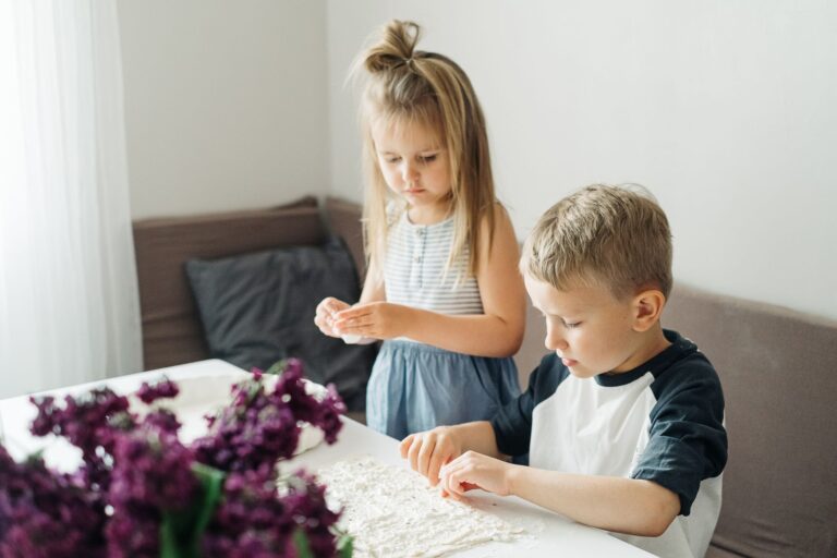 Pâte à sel maison la — enfants fabriquant des créations en pâte à sel