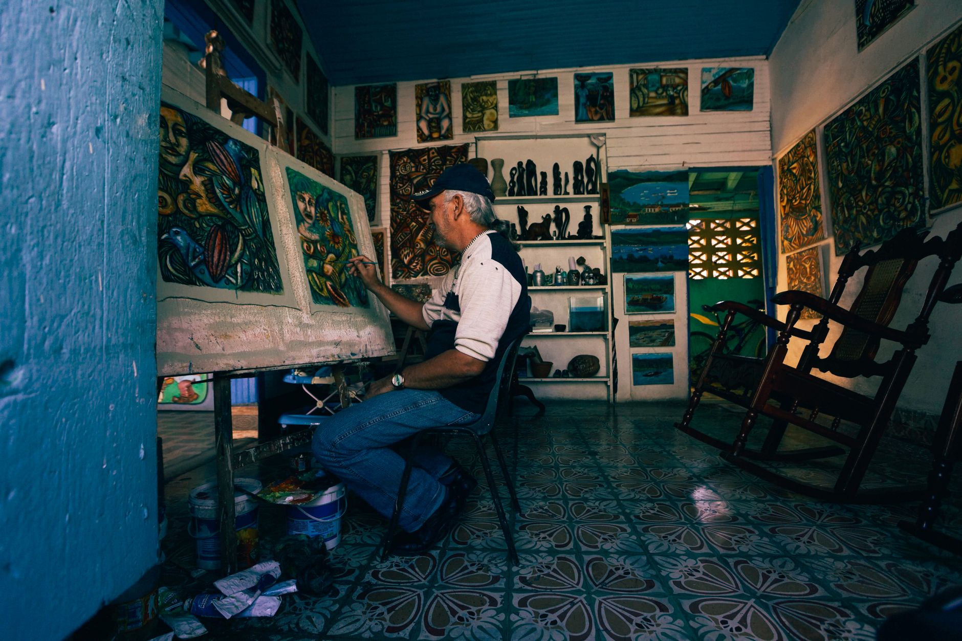 Peinture artistique : préparer chaque support avant de choisir sa technique — artiste peignant sur toile bois mur carrelage