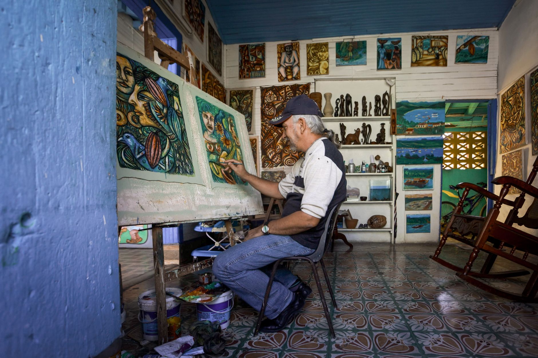 Peinture artistique techniques sur toile, — artiste peignant sur toile bois mur carrelage