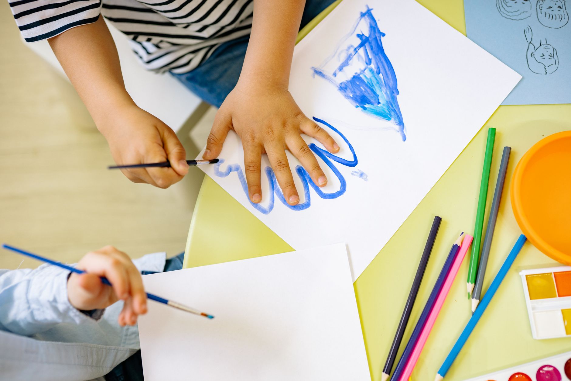 Peinture enfant 23 techniques amusantes — enfants peignant avec les mains et outils souples