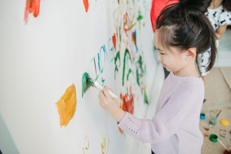Peinture enfantine à quel âge — enfants peignant art coloré