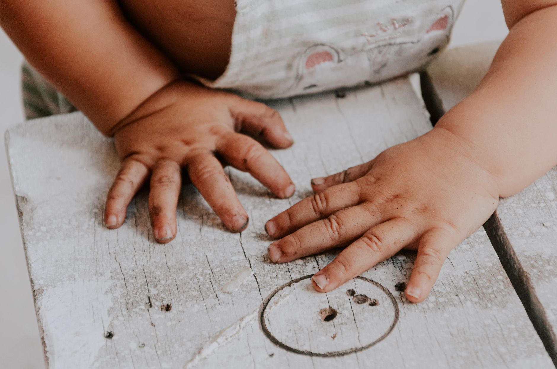 Peinture pour bébé dès 4 mois: poser un cadre simple et rassurant — bébé peignant avec les mains couleur