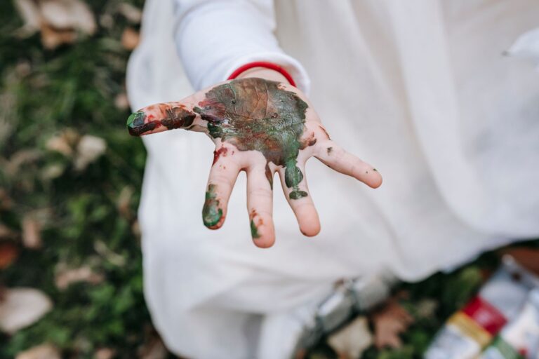 Peinture pour bébé activités dès — bébé peignant avec les mains couleur