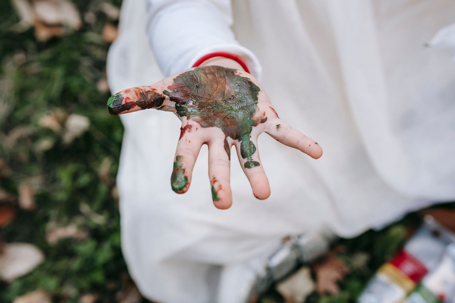 Peinture pour bébé activités dès — bébé peignant avec les mains couleur
