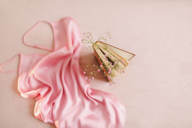 Prénom fille top 100 des — livre de prénoms de fille avec fleurs