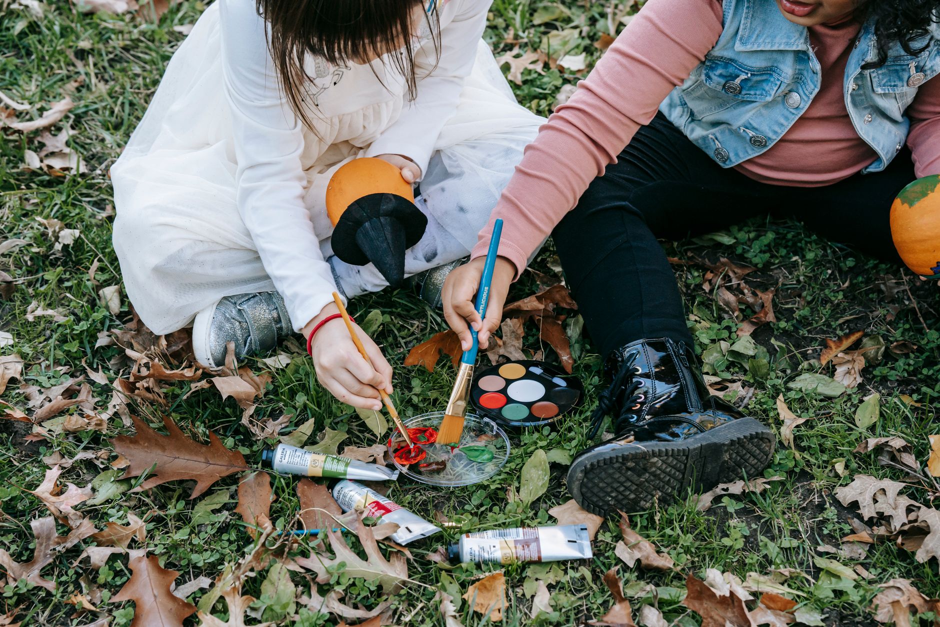 Activités manuelles en maternelle par saison : un fil rouge pour l’année — enfants bricolant des feuilles d'automne