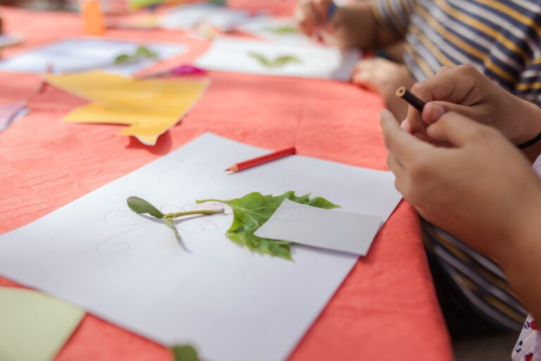 Que faire en activités manuelles — enfants bricolant des feuilles d'automne
