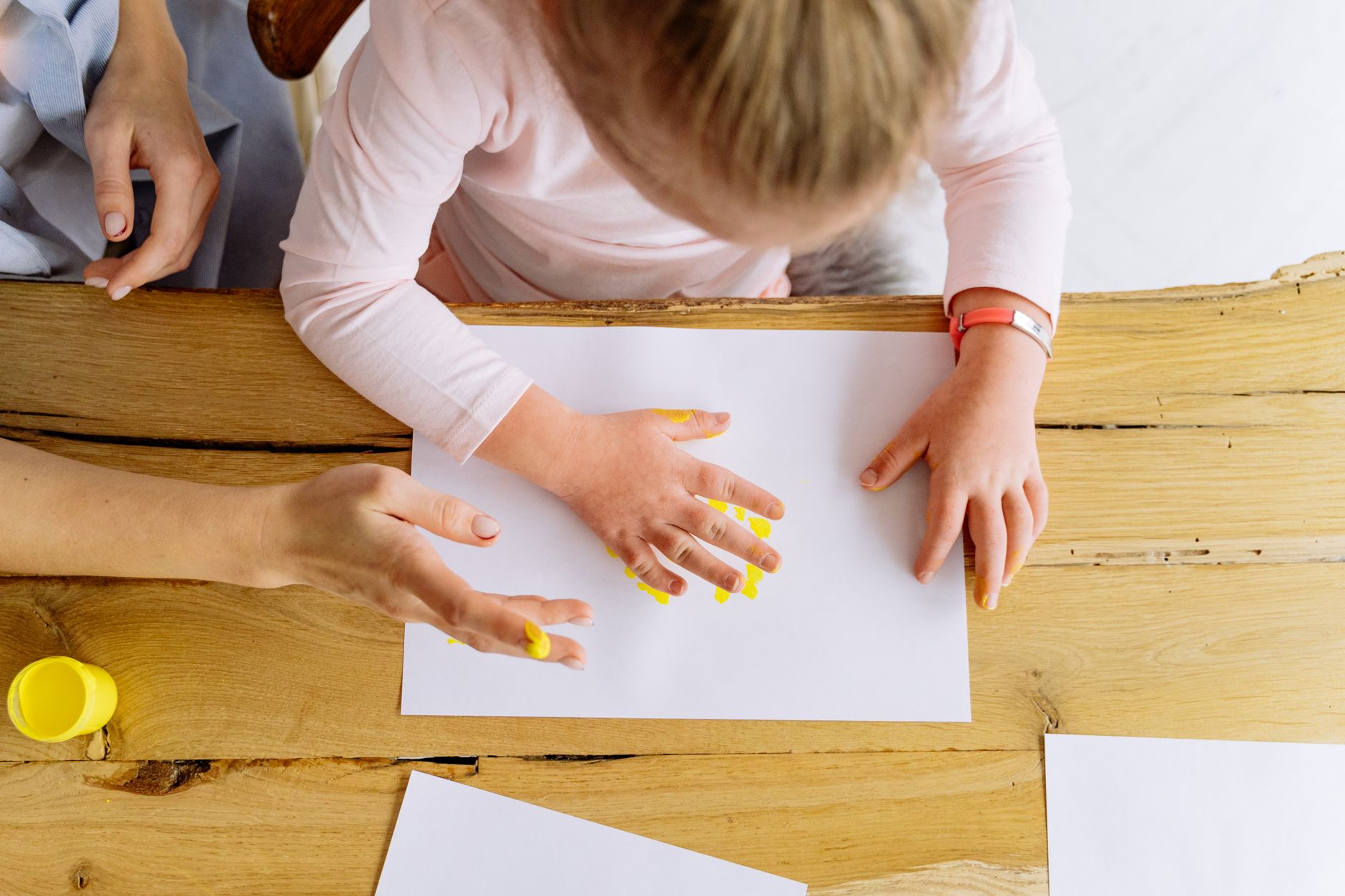 Préparer un atelier de peinture en maternelle sans brider l’exploration — enfants peignant avec les doigts
