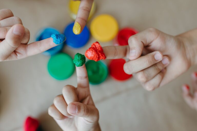 Techniques de peinture en maternelle — enfants peignant avec les doigts