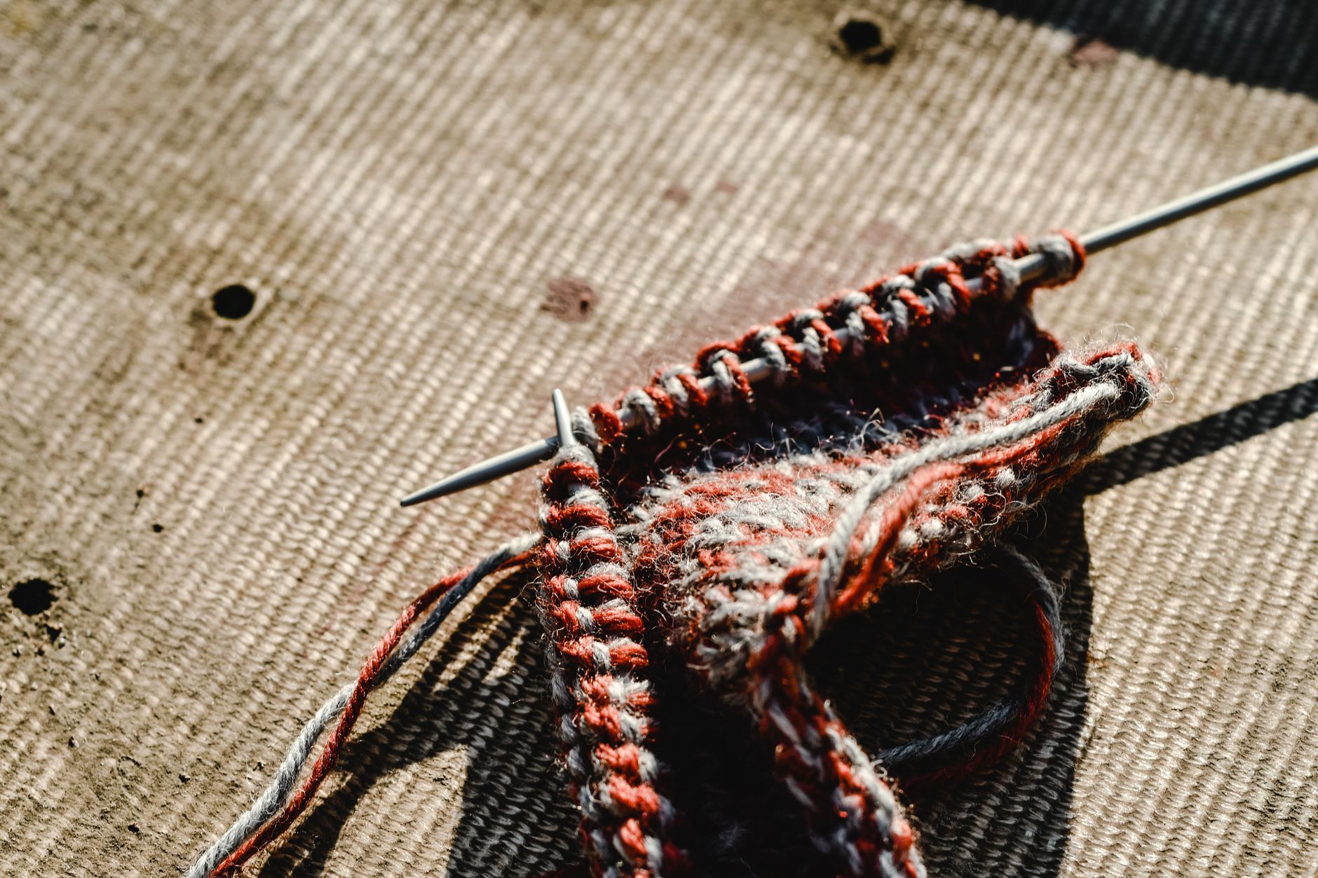 Tutoriel tricot détaillé pour maîtriser la maille endroit sans stress — pelote de laine et aiguilles de tricot