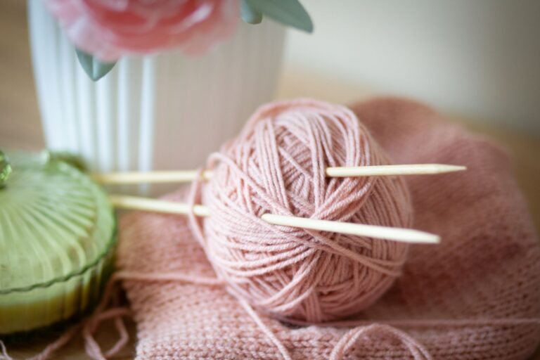 Tuto tricoter la maille endroit, — pelote de laine et aiguilles de tricot